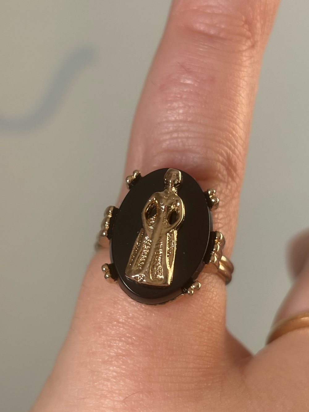 Vintage Sarah Coventry gold toned black onyx religious gold figure ring